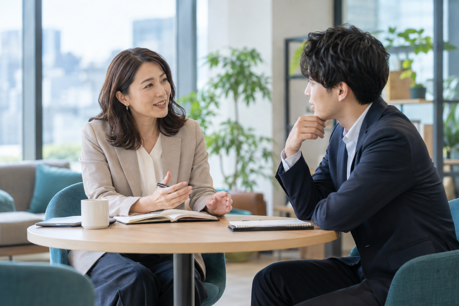 管理職と部下が対話するイメージ